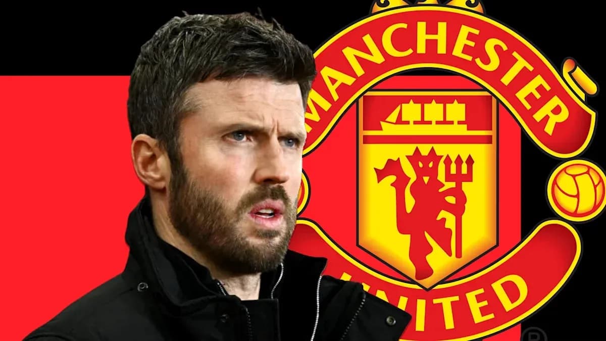 Entraîneur devant le logo de Manchester United Entraîneur devant le logo de Manchester United