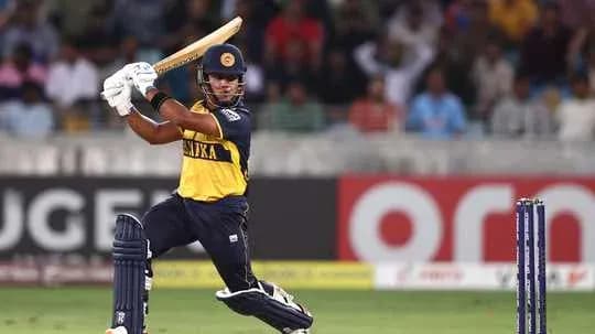 Joueur de cricket frappant la balle au stade