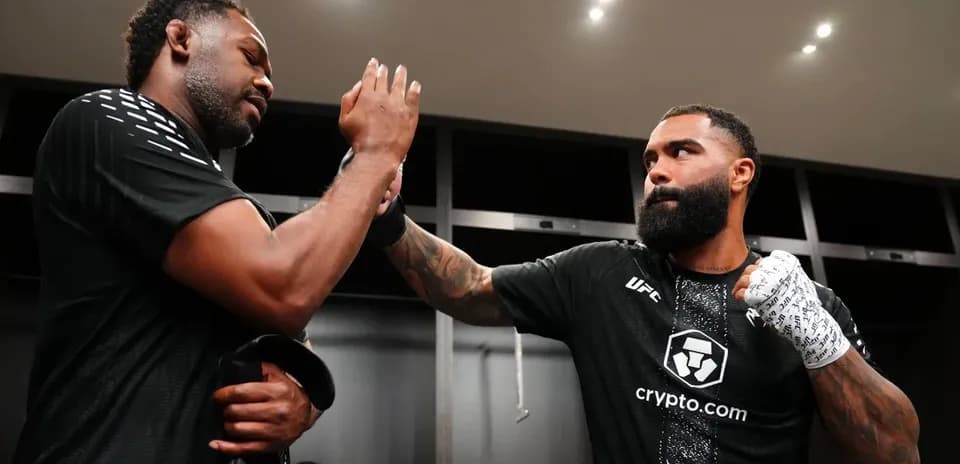Deux combattants se préparant dans le vestiaire UFC