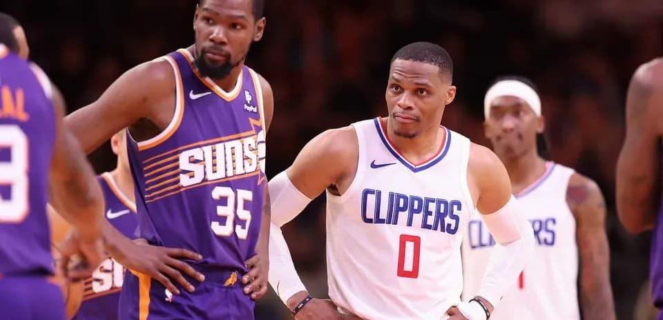 Joueurs des Clippers et Suns pendant un match