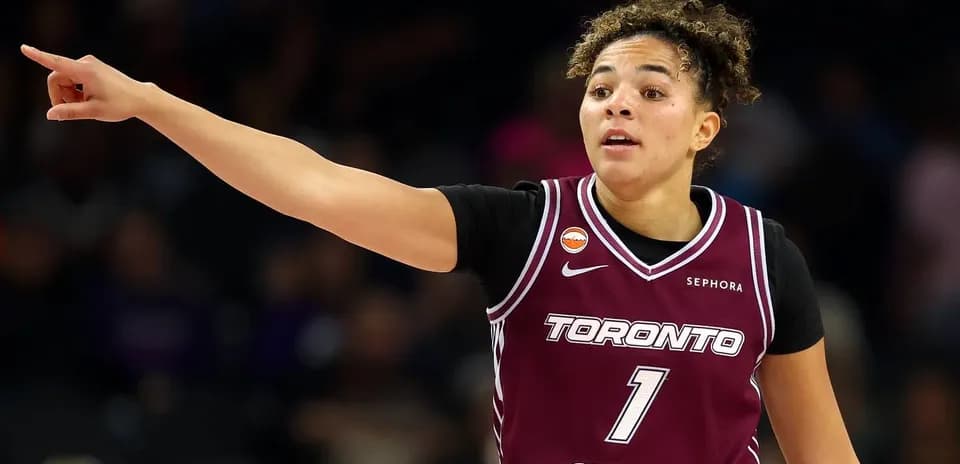 Joueuse de Toronto indiquant une direction sur le terrain