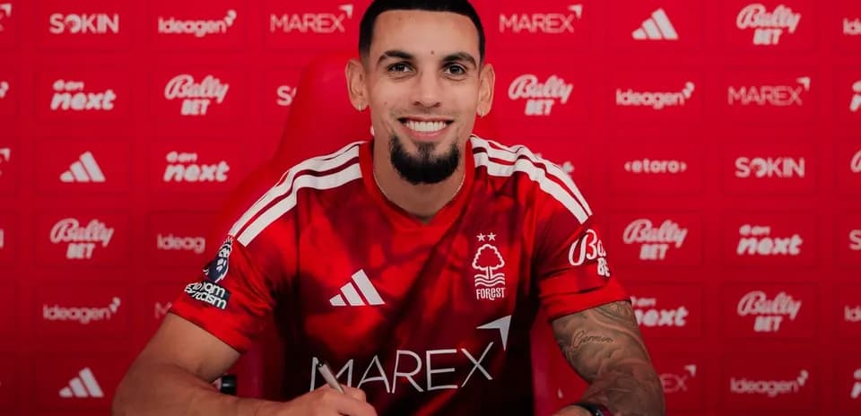 Joueur signant un contrat avec Nottingham Forest