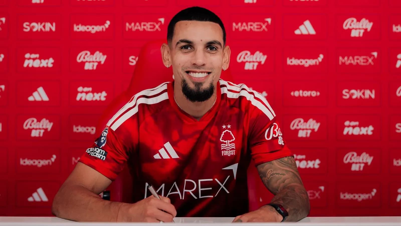 Joueur signant un contrat avec Nottingham Forest