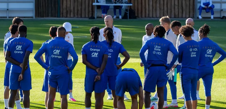 Équipe de France en réunion pendant l'entraînement