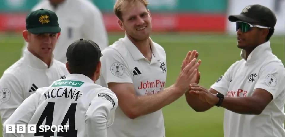 Joueurs de cricket célébrant un wicket ensemble