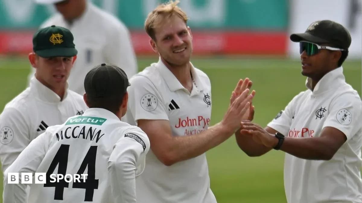 Joueurs de cricket célébrant un wicket ensemble