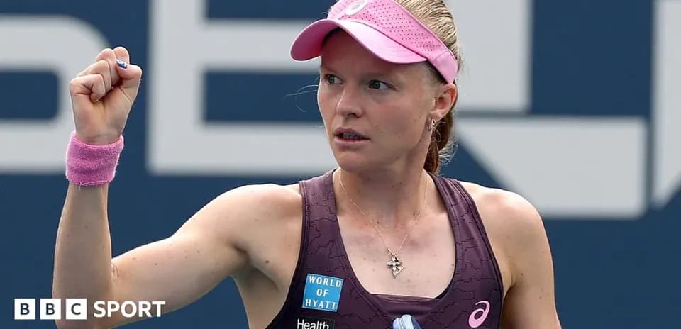 Joueuse de tennis célébrant un point sur le court
