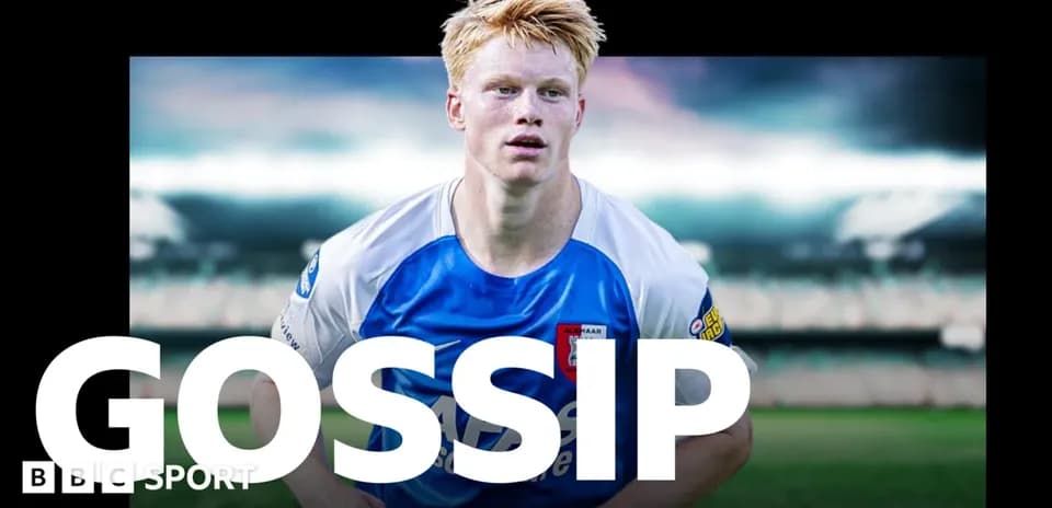 Joueur en maillot bleu sur terrain de football