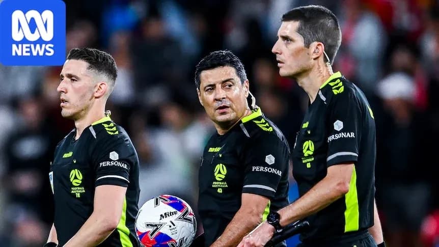 Trois arbitres discutant pendant un match de football