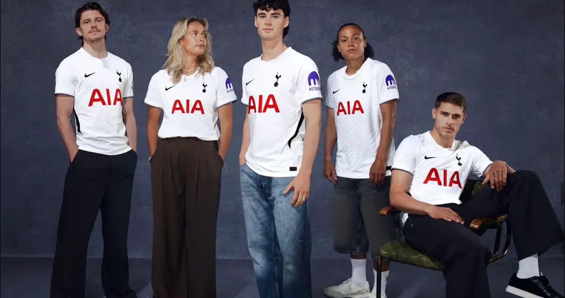 Cinq personnes portant des maillots de Tottenham