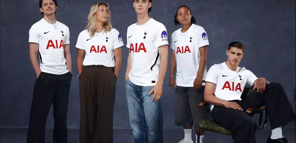 Cinq personnes portant des maillots de Tottenham