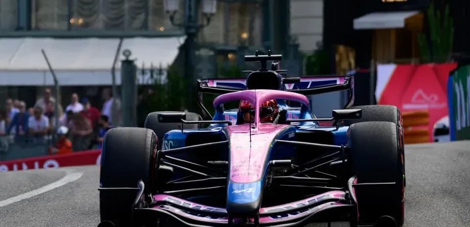 Voiture de course en pleine accélération sur circuit
