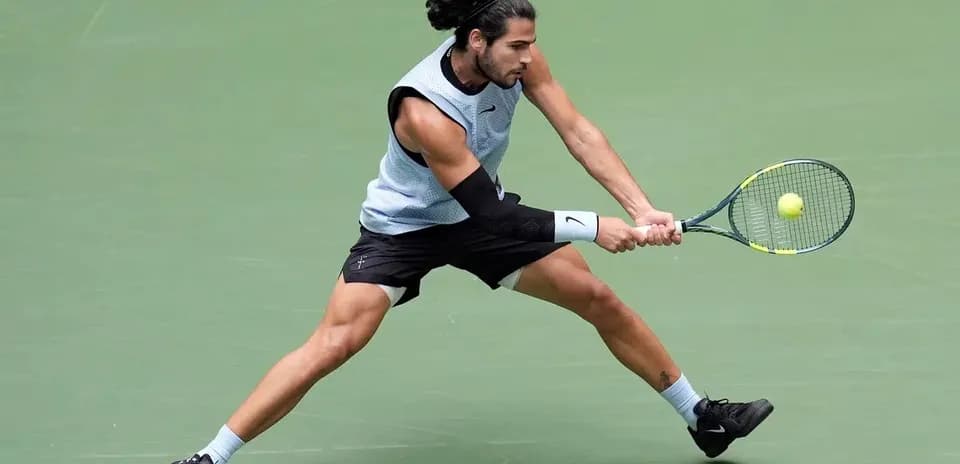Joueur de tennis frappant la balle sur le court