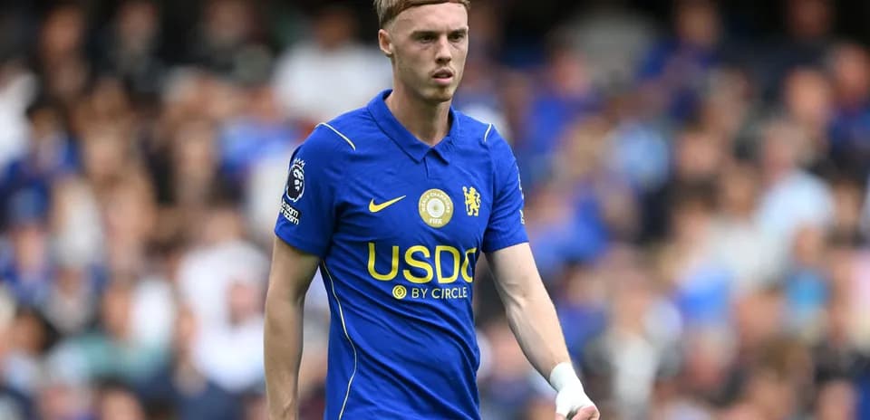 Joueur de Chelsea en tenue bleue sur le terrain