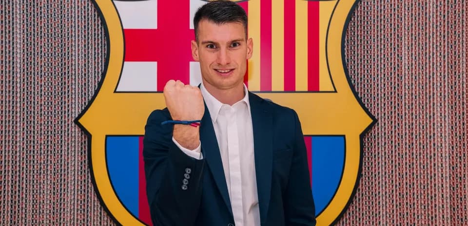 Joueur présentant un poing sous le logo du FC Barcelone