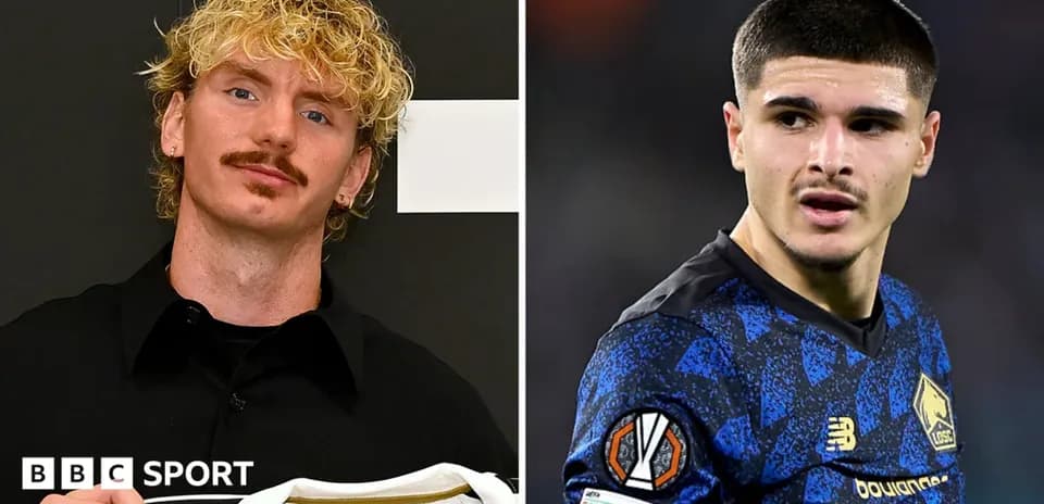 Deux joueurs posant, l'un avec un maillot