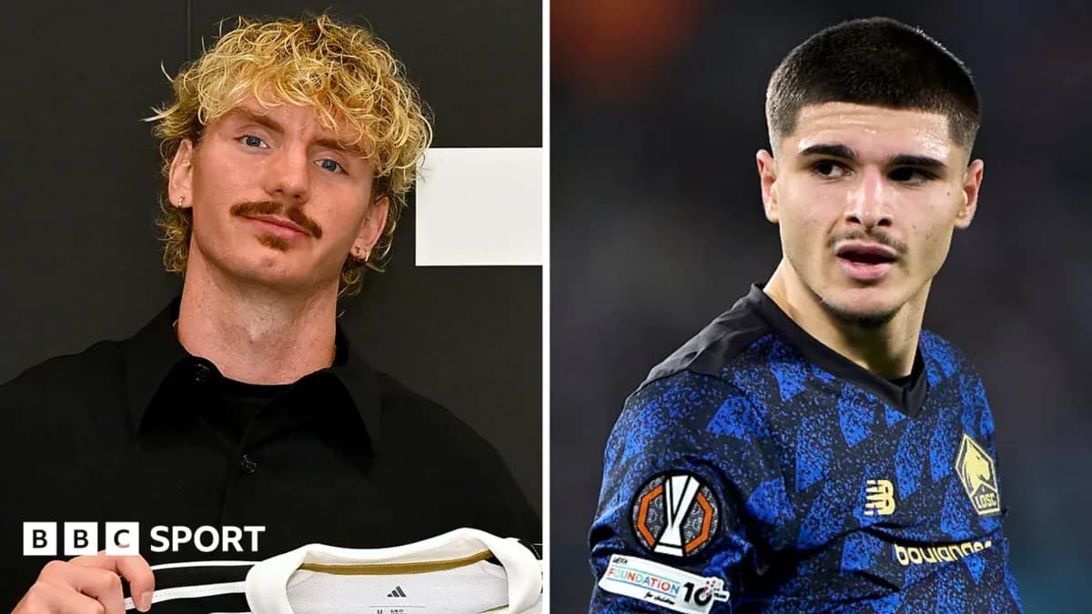 Deux joueurs posant, l'un avec un maillot