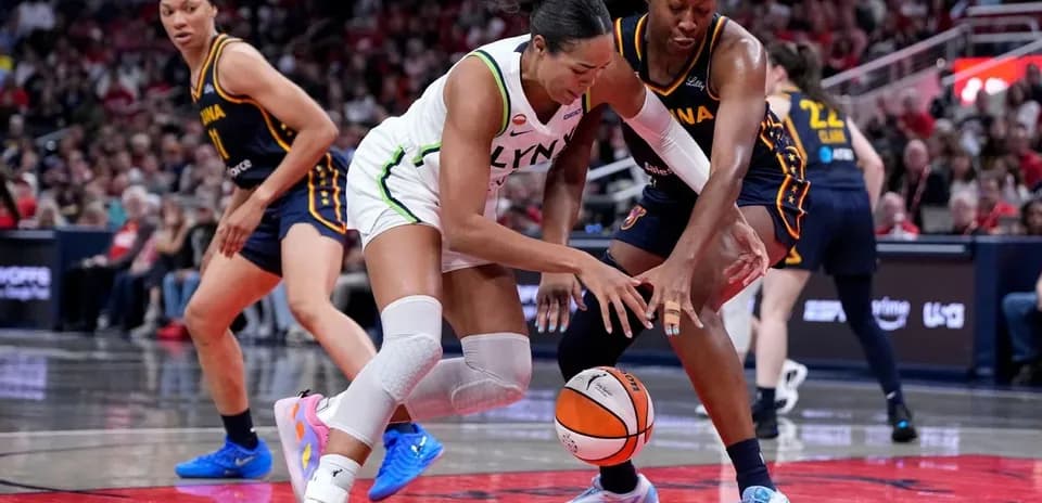 Joueuses se disputant le ballon lors d'un match