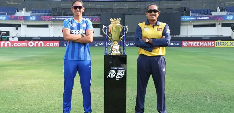 Deux joueuses de cricket devant le trophée de l'Asia Cup