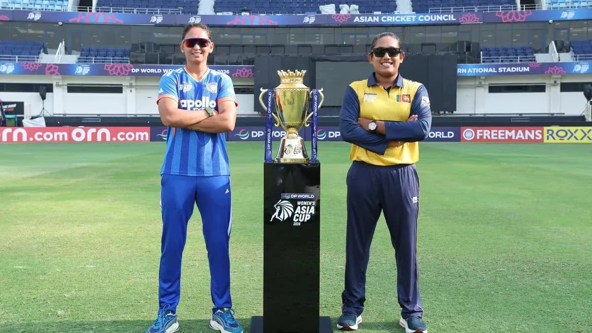 Deux joueuses de cricket devant le trophée de l'Asia Cup