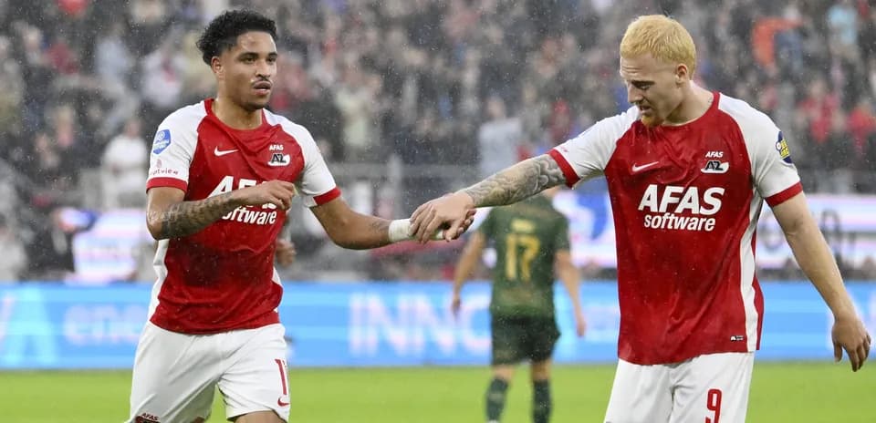 Joueurs d'AZ Alkmaar se félicitant sous la pluie