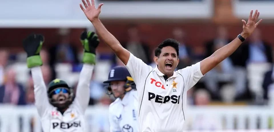 Joueur de cricket levant les bras en signe de célébration
