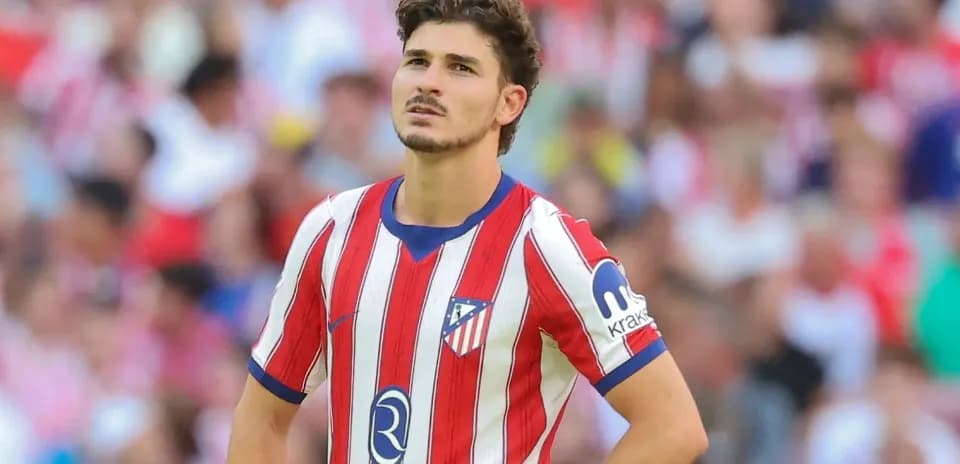 Joueur d'Atletico Madrid regardant le ciel pendant un match