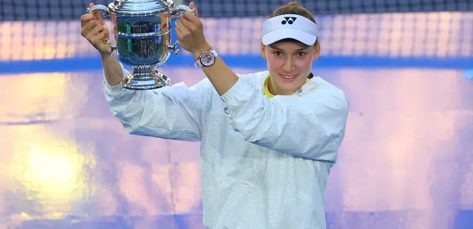 Joueuse levant le trophée de tennis après la victoire