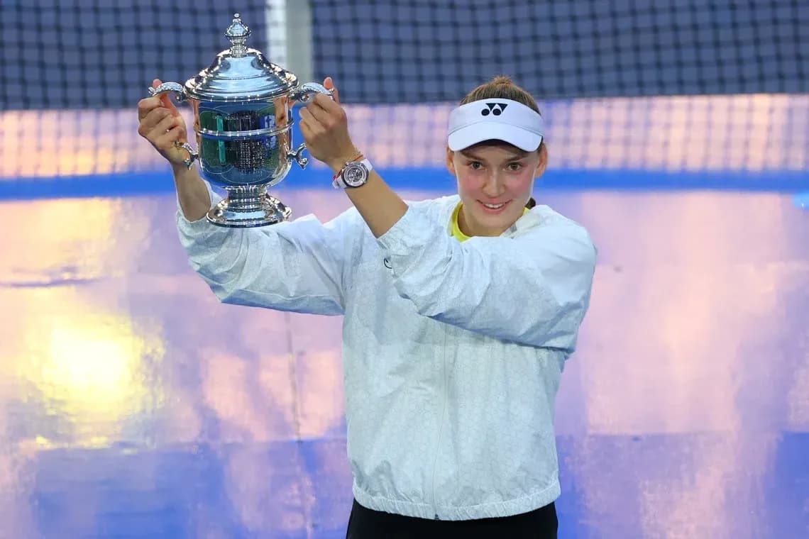 Joueuse levant le trophée de tennis après la victoire