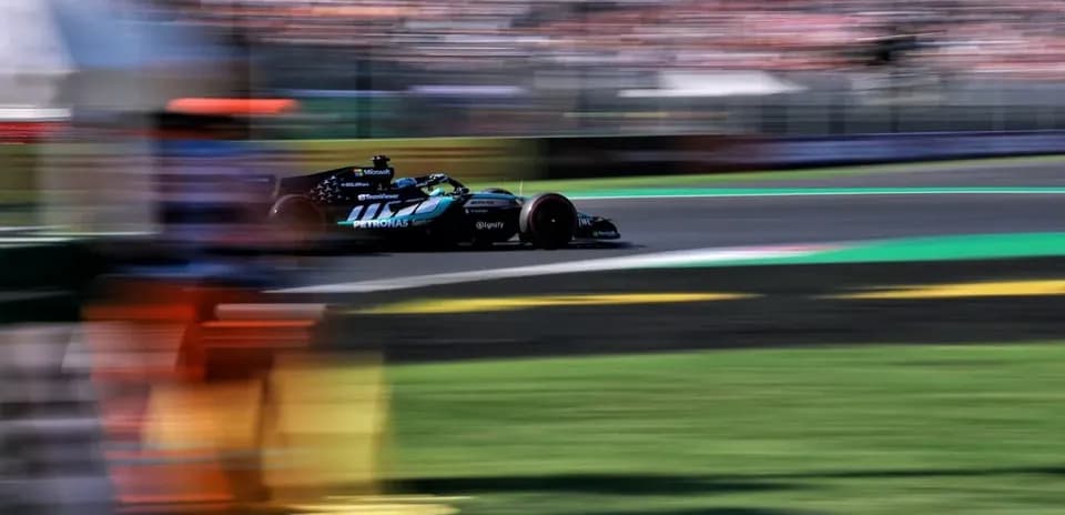 Voiture de course en mouvement sur circuit