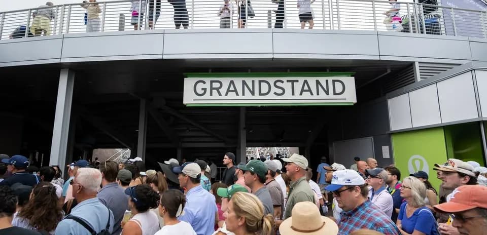Foule attendant à l'entrée du grandstand
