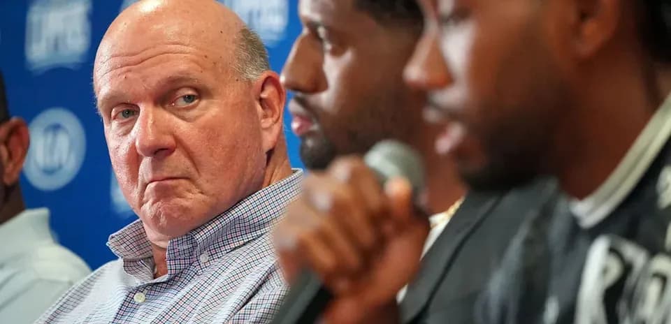 Conférence de presse avec joueurs et dirigeant de l'équipe