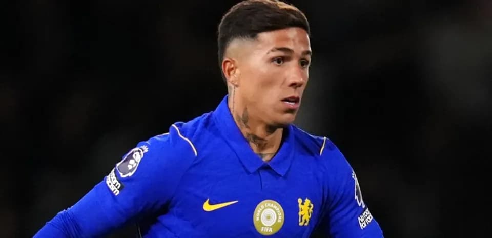 Joueur en maillot bleu de Chelsea sur le terrain