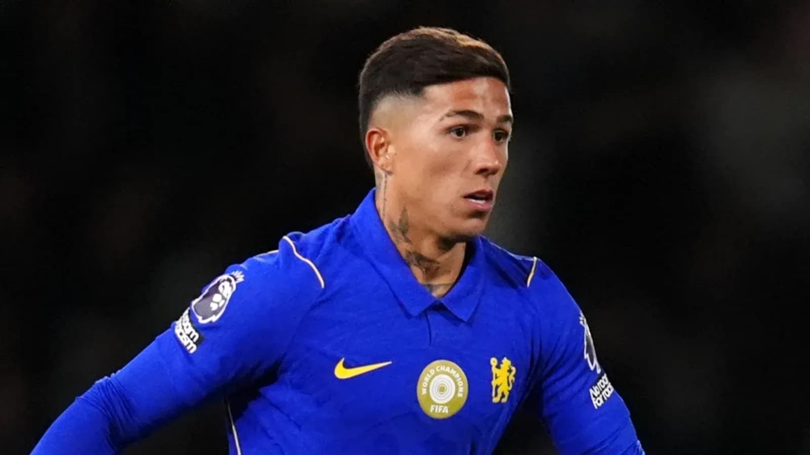 Joueur en maillot bleu de Chelsea sur le terrain