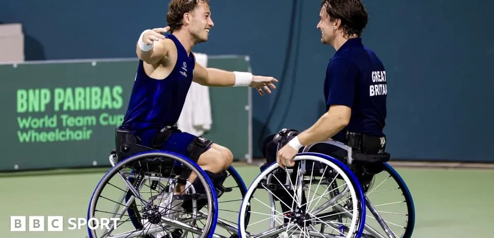 Joueurs en fauteuil roulant célébrant sur le court