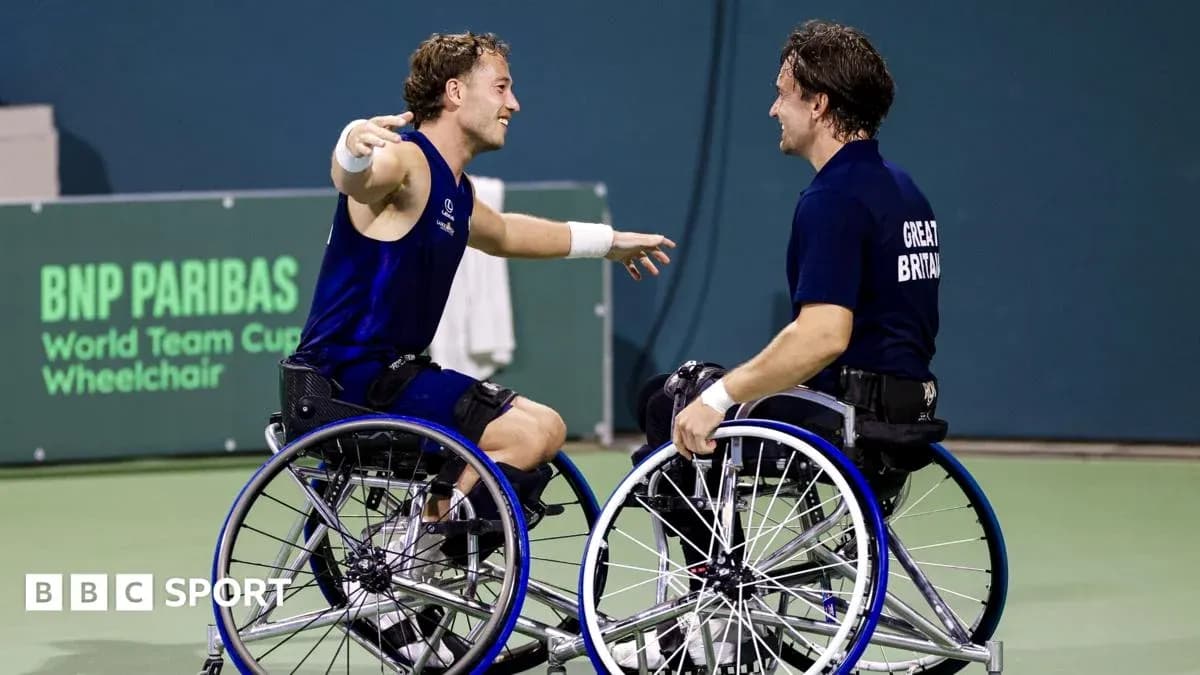 Joueurs en fauteuil roulant célébrant sur le court