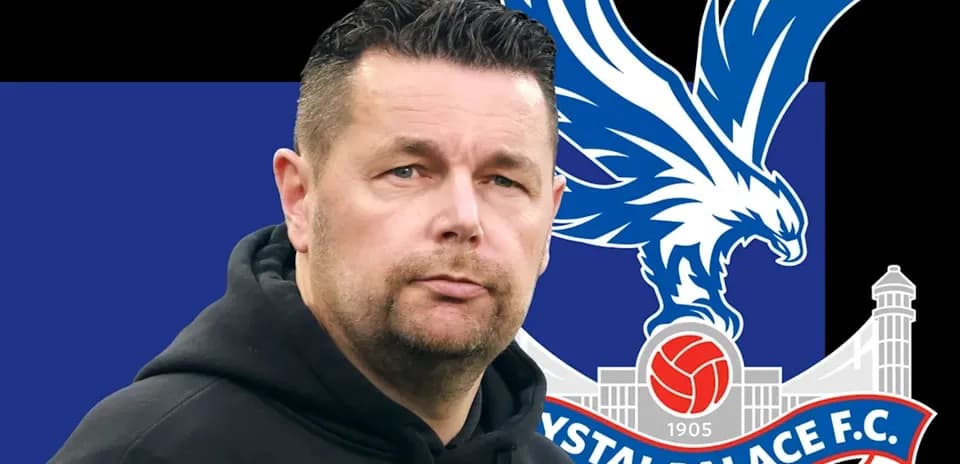Entraîneur devant le logo de Crystal Palace F.C.