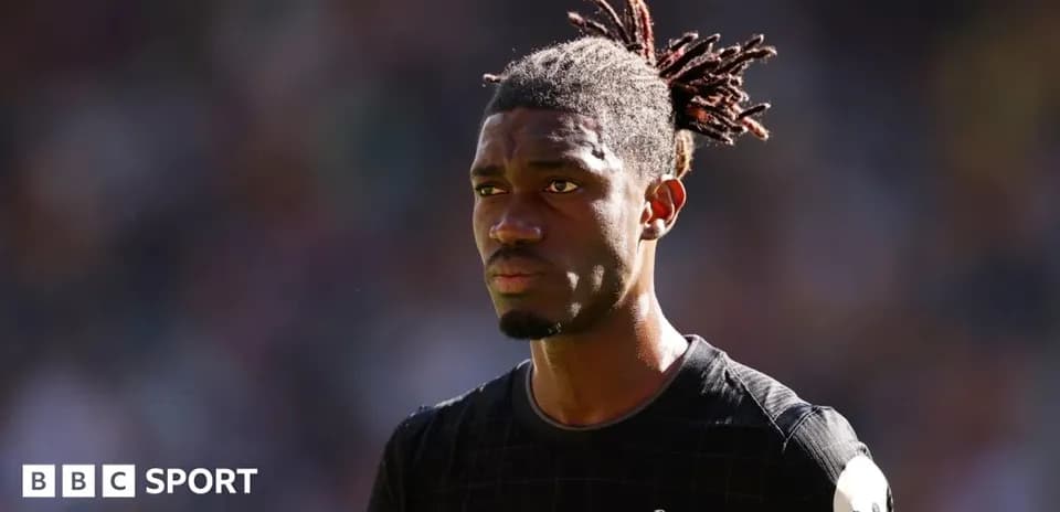 Joueur de Tottenham en tenue de match sur le terrain