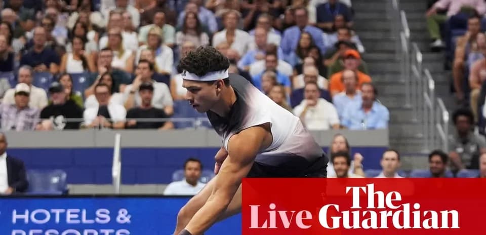 Joueur de tennis servant devant un public nombreux