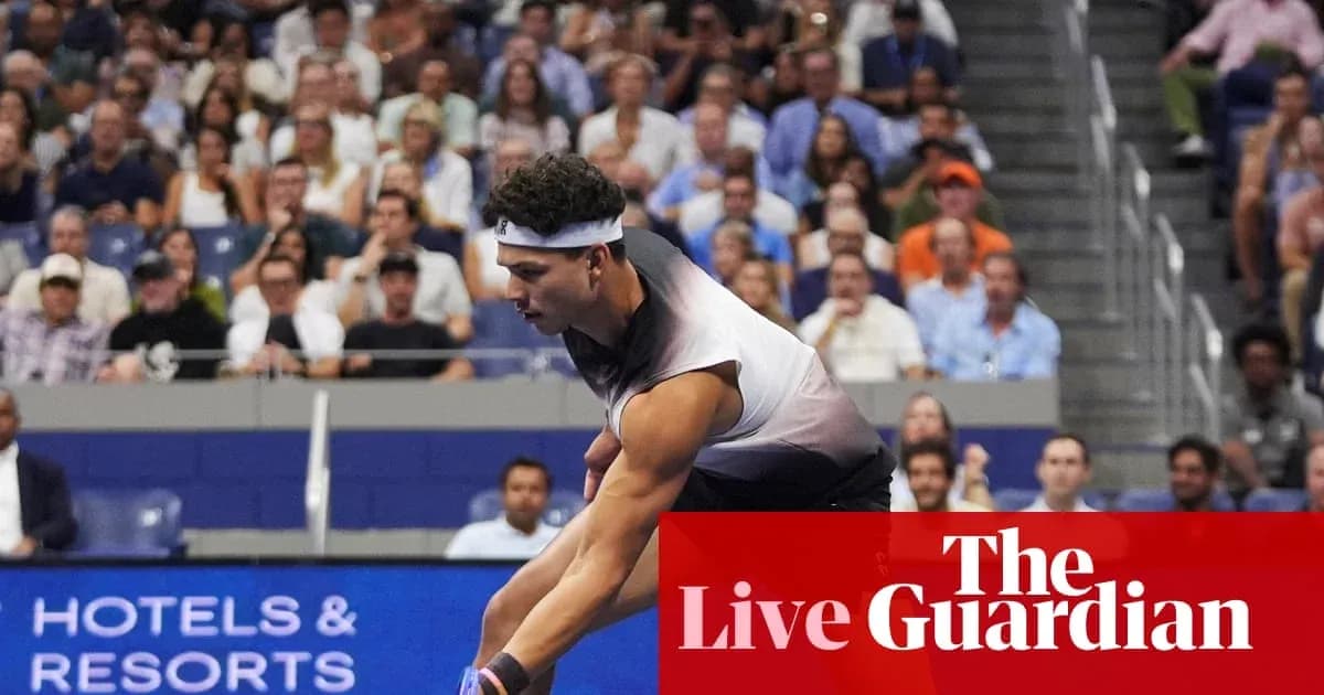Joueur de tennis servant devant un public nombreux