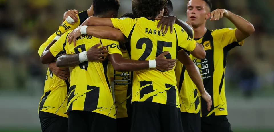 Joueurs de l'équipe célébrant un but ensemble