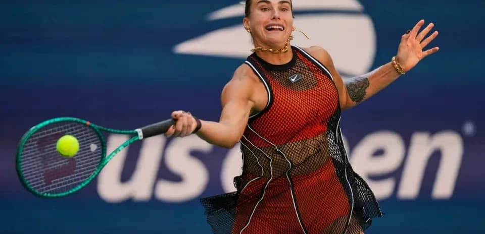 Joueuse de tennis frappant une balle au tournoi