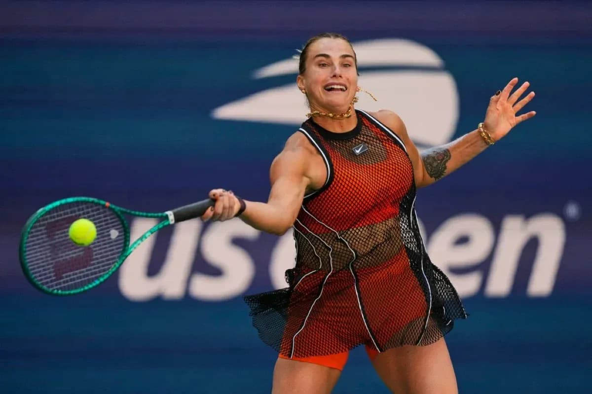 Joueuse de tennis frappant une balle au tournoi Joueuse de tennis frappant une balle au tournoi