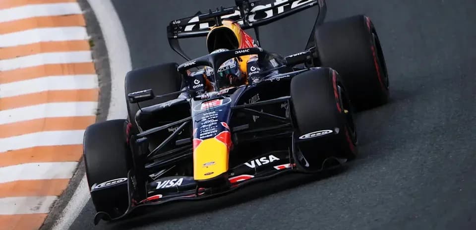 Voiture de Formule 1 dans un virage sur circuit