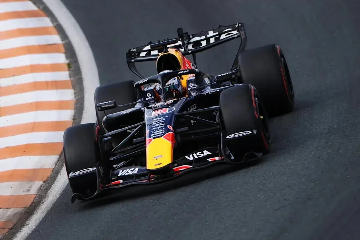 Voiture de Formule 1 dans un virage sur circuit
