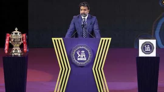 Présentateur parlant au podium lors de l'événement IPL