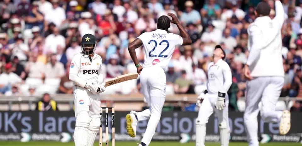Joueur de cricket en action lors d'un match