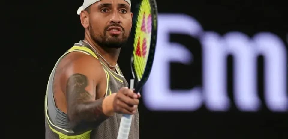 Joueur de tennis tenant une raquette sur le court