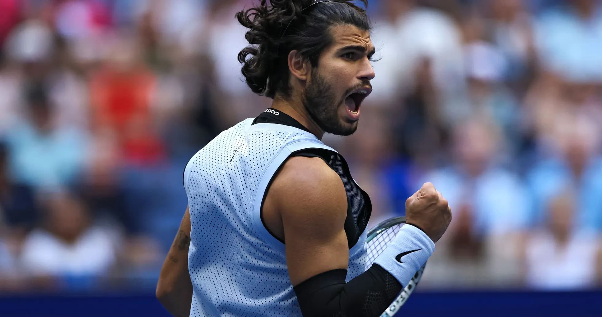 Joueur de tennis célébrant un point lors d'un match