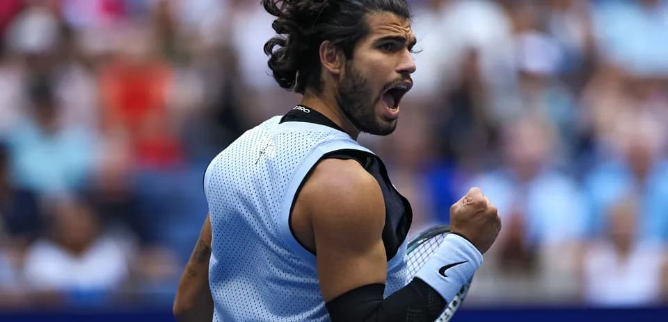 Joueur de tennis célébrant un point lors d'un match